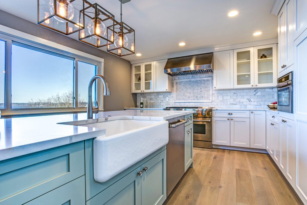 2023 kitchen sink trends, farmhouse sink